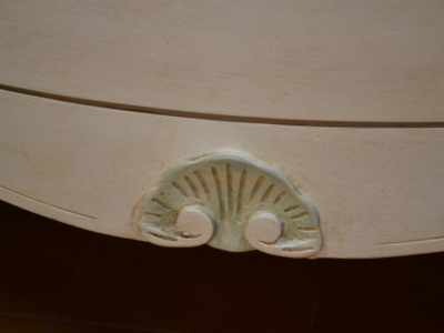 Com&ograve; e comodini  con gambe  a sciabola, con fronte sagomato e con conchiglia intagliata realizzati  in legno  di pioppo massello  ART COM 07 - foto 2