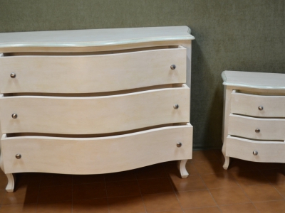 Com&ograve; e comodini  con gambe  a sciabola, con fronte sagomato e con conchiglia intagliata realizzati  in legno  di pioppo massello  ART COM 07 - foto 1
