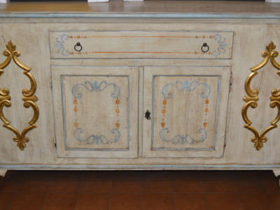 Credenza  4 ante e 3 cassetti in legno di abete antico massello laccata a mano  con fregi  intagliati a mano ART CRED 4P-04 - foto 4