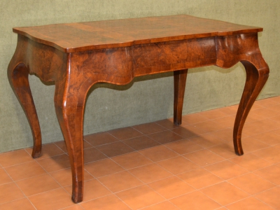 Scrivania- scrittoio in legno e radica di castagno con filetti e 3 cassetti con gambe a sciabola ART SCR 12 - foto 3