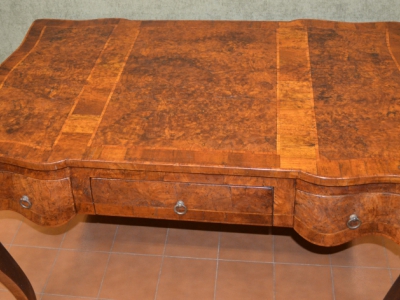 Scrivania- scrittoio in legno e radica di castagno con filetti e 3 cassetti con gambe a sciabola ART SCR 12 - foto 2