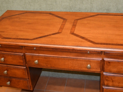 Scrivania- scrittoio in legno di noce massello  con 3 tavolette estraibili e 7 cassetti  con gambe a sciabola ART SCR 29 - foto 3
