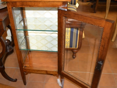 Solid linden wood silversmith-crystal display cabinet with 1 door and legs in "Louis xvi" style ART VETR 50 - foto 2