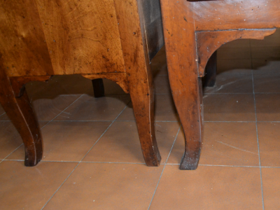 Matching chest of drawer and bedside tables in solid walnut, with spade feet - foto 2