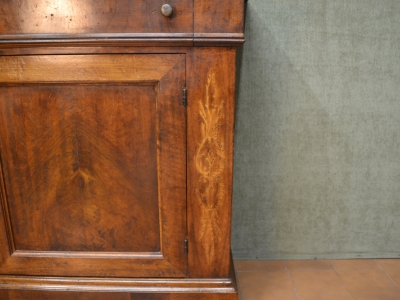 Credenza a 2 ante e 2 cassetti in legno di noce con pilastri intarsiati e gambe leggermente intagliate ART CRED 2P-07 - foto 4