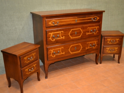 Com&ograve; costruito in legno di noce massello con cassetti intarsiati e gambe a sciabola art. COM 05 - foto 2