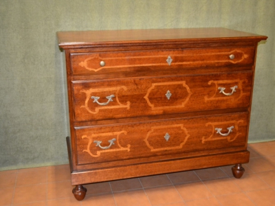 Com&ograve; costruito in legno di noce massello con cassetti intarsiati e gambe a sciabola art. COM 05 - foto 3