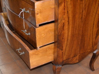 Com&ograve; singolo  con 3 cassetti realizzato in legno di ulivo e noce con filetti  ART COM 03 - foto 3