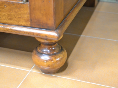 Credenza a 2 ante e 2 cassetti in legno di noce massello con gambe a cipolla con intarsi e filetti art. CRED 2P-41 - foto 2