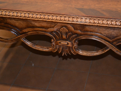 Coffee table model "Reale" rectangular living room in solid walnut wood with veneered top in olive wood with inlays and threads, legs and bands hand carved ART T 44 - foto 2