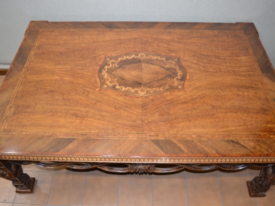 Coffee table model "Reale" rectangular living room in solid walnut wood with veneered top in olive wood with inlays and threads, legs and bands hand carved ART T 44 - foto 4