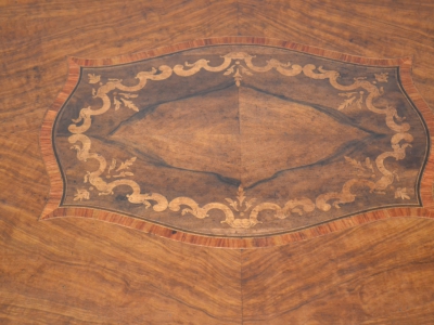 Coffee table model "Reale" rectangular living room in solid walnut wood with veneered top in olive wood with inlays and threads, legs and bands hand carved ART T 44 - foto 5