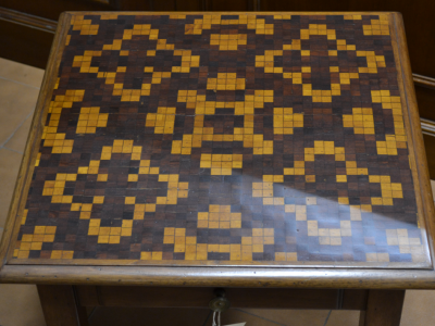 Tavolino quadrato da salotto in legno di noce massello con piano con  pannello vecchio, 1 cassetto e gambe a sciabola  ART T. 52 - foto 1