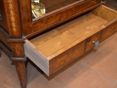 Showcase-silversmith-crystal in walnut wood with inlays on the drawer and pillars with 1 door and 1 drawer ART VETR 41 - foto 3