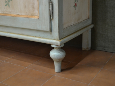 Credenza con 2 ante e 2 cassetti e gambe a cipolla  con piattaia con 4 cassetti e 3 ripiani in legno di pioppo massello  laccata  a mano ART  CRED 2P-28 - foto 5