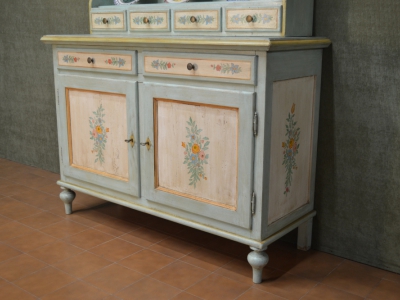 Credenza con 2 ante e 2 cassetti e gambe a cipolla  con piattaia con 4 cassetti e 3 ripiani in legno di pioppo massello  laccata  a mano ART  CRED 2P-28 - foto 2