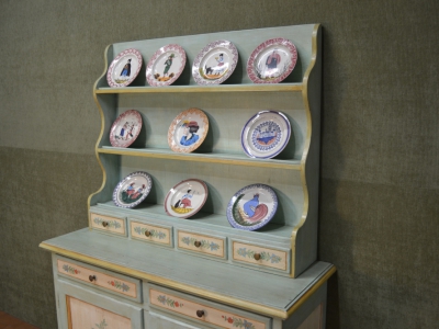 Credenza con 2 ante e 2 cassetti e gambe a cipolla  con piattaia con 4 cassetti e 3 ripiani in legno di pioppo massello  laccata  a mano ART  CRED 2P-28 - foto 3