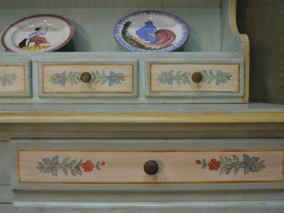 Credenza con 2 ante e 2 cassetti e gambe a cipolla  con piattaia con 4 cassetti e 3 ripiani in legno di pioppo massello  laccata  a mano ART  CRED 2P-28 - foto 4