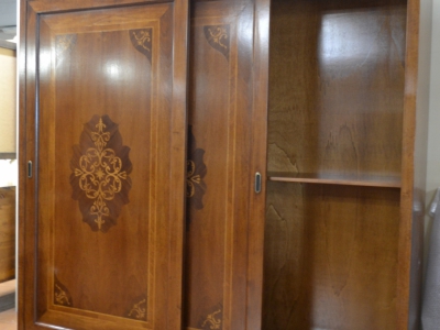 Wardrobe with 2 sliding doors made of solid linden wood and walnut veneered wood with inlay on the door panels.ART ARM 37 - foto 2