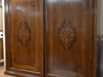 Wardrobe with 2 sliding doors made of solid linden wood and walnut veneered wood with inlay on the door panels.ART ARM 37 - foto 1