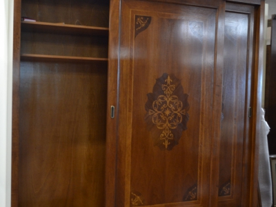 Wardrobe with 2 sliding doors made of solid linden wood and walnut veneered wood with inlay on the door panels.ART ARM 37 - foto 3