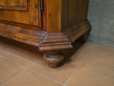 Credenza 2 ante e 2 cassetti con  gambe a cipolle in legno di noce e  radica di noce con intarsi e filetti  ART CRED 2P-37 - foto 5