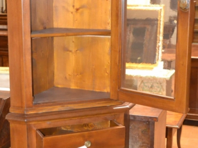 Angoliera - Vetrina ad angolo con alzata e gambe  a sciabola in legno di noce massello ANG 35 - foto 1