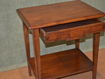 Tavolino basso in legno di acero con ripiano inferiore e cassetto con incisione frontale. ART T 70 - foto 1