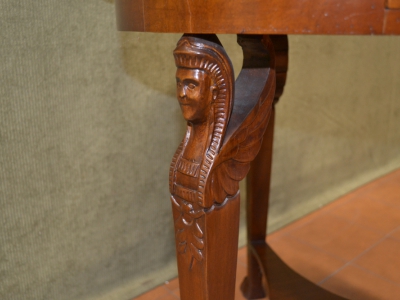 Tavolino rotondo modello "Sfinge" in legno di noce con cassetto. ART T. 74 - foto 2