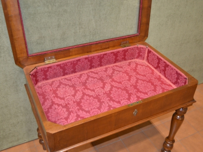 Tavolino modello "Bacheca" in legno di acero massello con piano apribile e gambe tornite. ART T.37 - foto 2