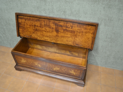 Cassapanca realizzata in legno di noce con intarsi e  coperchio apribile  ART CAS 01 - foto 1