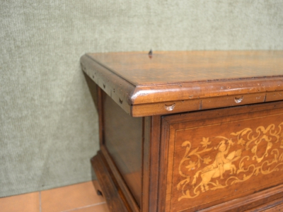 Cassapanca realizzata in legno di noce con intarsi e  coperchio apribile  ART CAS 01 - foto 2