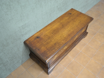 Cassapanca realizzata in legno di noce con intarsi e  coperchio apribile  ART CAS 01 - foto 5