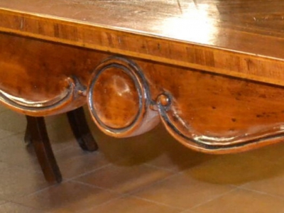 Tavolo rettangolare modello "Cubi"  in legno di tiglio massello con piano lastronato in legno di rovere con gambe e fasce perimetrali intagliate  TAV RET 12 - foto 2
