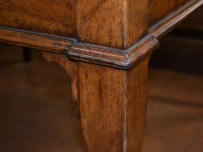 Tavolo rettangolare allungabile in legno di noce e ciliegio lastronato con intarsi, gambe in stile "Doppia sciabola" ART TAV RET 04 - foto 2