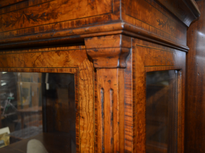 Vetrina-argentiera-cristalliera in  legno di ulivo e filetti con 1 anta e gambe a sciabola ART VETR 52 - foto 2