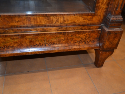 Vetrina-argentiera-cristalliera in  legno di ulivo e filetti con 1 anta e gambe a sciabola ART VETR 52 - foto 3