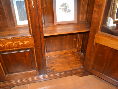 Showcase-silversmith-crystal in solid walnut wood with fillets and inlays with 2 curved doors with glass ART VETR 53 - foto 1