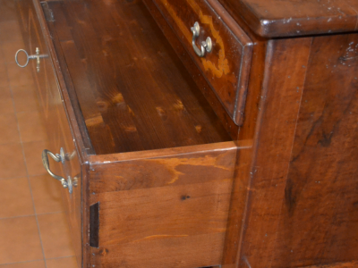 Matching chest of drawer and bedside tables in solid walnut, with spade feet - foto 1