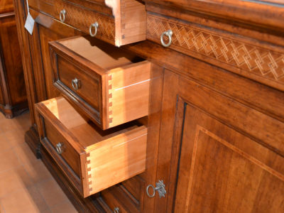Credenza modello "Galileo" in legno di noce massello con intarsi e filetti a 2 ante e 5 cassetti ART CRED2P-02 - foto 2