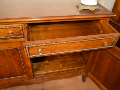 Credenza con gambe a sciabola con baciliera  in legno di noce massello con 2 ante e 2 cassetti ART CRED 2P-31 - foto 1
