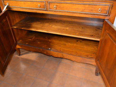 Credenza con gambe a sciabola con baciliera  in legno di noce massello con 2 ante e 2 cassetti ART CRED 2P-31 - foto 2
