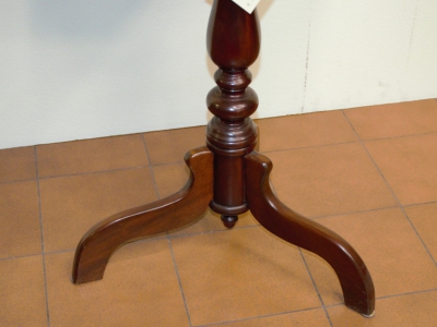 Tavolino rotondo con piano sagomato modello "Margherita" con gamba centrale ART T. 71 - foto 2