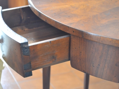 Mobile da entrata -Consolle tonda in legno di noce lastronato con 1 cassetto e gambe in stile "Luigi XVI"  Art  INGR 47 - foto 3