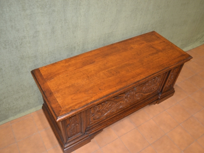 Cassapanca porta tv realizzata in legno di noce massello con pannello anteriore  e pilastri laterali intagliati a mano ART CAS 42 - foto 4