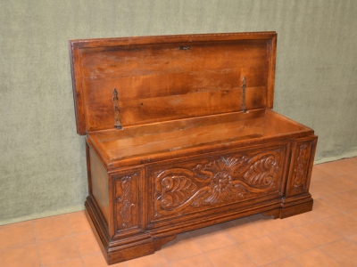 Cassapanca porta tv realizzata in legno di noce massello con pannello anteriore  e pilastri laterali intagliati a mano ART CAS 42 - foto 2