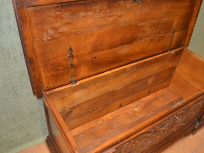 Cassapanca porta tv realizzata in legno di noce massello con pannello anteriore  e pilastri laterali intagliati a mano ART CAS 42 - foto 3