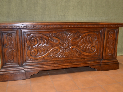Cassapanca porta tv realizzata in legno di noce massello con pannello anteriore  e pilastri laterali intagliati a mano ART CAS 42 - foto 1