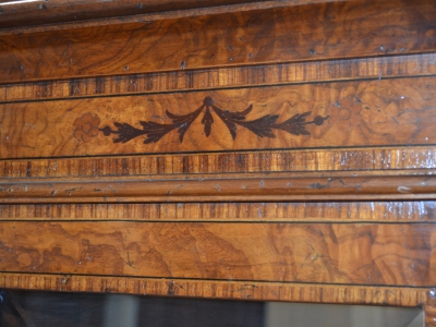 Vetrina-argentiera-cristalliera in  legno di ulivo e filetti con 1 anta e gambe a sciabola ART VETR 52 - foto 4