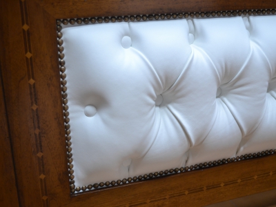 Letto matrimoniale in legno di noce rivestito in pelle capitonn&egrave; ART LET  30 - foto 3